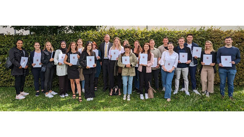 Gruppenfoto Studiengruppe 20-4 bei der Graduierung im Fachbereich Verwaltung am Campus Wiesbaden Gruppenfoto Studiengruppe 20-4 bei der Graduierung im Fachbereich Verwaltung am Campus Wiesbaden