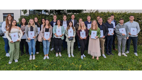 Gruppenfoto Studiengruppe 20-2 bei der Graduierung im Fachbereich Verwaltung am Campus Wiesbaden Gruppenfoto Studiengruppe 20-2 bei der Graduierung im Fachbereich Verwaltung am Campus Wiesbaden