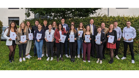 Gruppenfoto Studiengruppe 20-1 bei der Graduierung im Fachbereich Verwaltung am Campus Wiesbaden Gruppenfoto Studiengruppe 20-1 bei der Graduierung im Fachbereich Verwaltung am Campus Wiesbaden