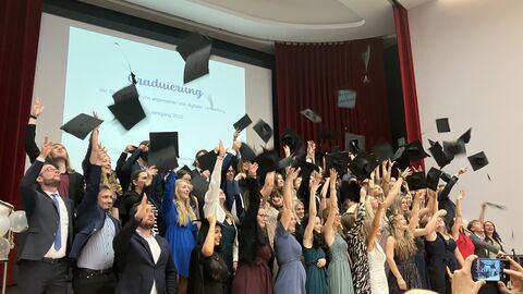 Gruppenbild von 69 Absolventinnen und Absolventen die Graduiert wurden