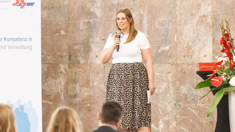 Frau Sonja Redecker - Moderation bei der Graduierung Fachbereich Verwaltung Mühlheim 2023 Frau Sonja Redecker - Moderation bei der Graduierung Fachbereich Verwaltung Mühlheim 2023