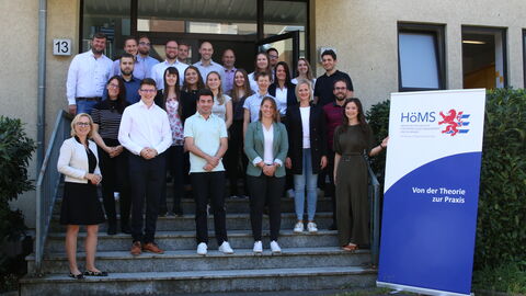 25 Studierende des neuen Masterstudienganges, links vorne Frau Prof. Dr. Eibelshäuser, Dekanen für den Fachbereich Verwaltung 25 Studierende des neuen Masterstudienganges, links vorne Frau Prof. Dr. Eibelshäuser, Dekanen für den Fachbereich Verwaltung