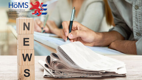 Bild mit Zeitungen, schreibenden Menschen und dem Wort "News"