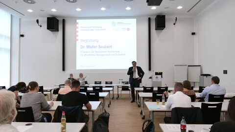 Eröffnungsrede durch den Präsident der Hessischen Hochschule für Öffentliches Management und Sicherheit Dr. Walter Seubert Eröffnungsrede durch den Präsident der Hessischen Hochschule für Öffentliches Management und Sicherheit Dr. Walter Seubert