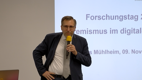 Foto von Herrn Dr. Seubert am Forschungstag der HöMS Foto von Herrn Dr. Seubert am Forschungstag der HöMS