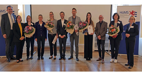 Hochschultag der HöMS - Gruppenbild der Preisverleihung des Hochschulpreises des Fachbereichs Verwaltung