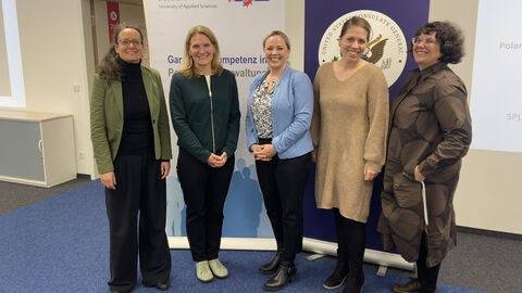Gruppenbild anlässlich des Vortrags von Prof. Dr. Miller-Idriss, Expertin für deutschen und amerikanischen Rechtsextremismus, am Campus Mühlheim Gruppenbild anlässlich des Vortrags von Prof. Dr. Miller-Idriss, Expertin für deutschen und amerikanischen Rechtsextremismus, am Campus Mühlheim