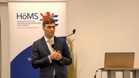 Foto von Herrn Prof. Dr, Neumann am Forschungstag der HöMS Foto von Herrn Prof. Dr, Neumann am Forschungstag der HöMS
