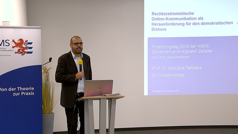 Foto von Herrn Prof. Dr. Terizakis am Forschungstag der HöMS Foto von Herrn Prof. Dr. Terizakis am Forschungstag der HöMS
