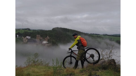 Als schönstes Foto mit dem Rad auf dem Weg zur Arbeit wurde ein nebliger Morgen an der Burg Hohenstein gekürt.