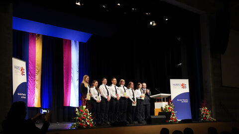 Absolventinnen und Absolventen in Rödermark Bild zeigt Absolventinnen und Absolventen anlässlich der Graduierung in Rödermark auf der Bühne
