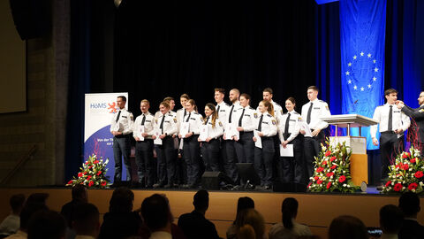 Gruppenbild Absolventinnen und Absolventen in Rödermark bei der Graduierung Bild zeigt die Gruppe von Absolventinnen und Absolventen bei der Graduierung in Rödermark auf der Bühne