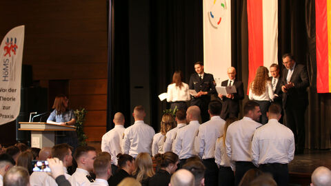 Studiengruppe Graduierung Baunatal Bild zeigt eine Studiengruppe bei der Graduierung in Baunatal