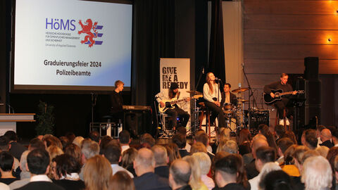 Musikband auf der Bühne anlässlich der Graduierung in Baunatal