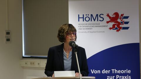 Frau Anna Elzer (Leiterin Fort- und Weiterbildung) bei Ihrer Rede anlässlich der Indienststellung der Wachpolizei Leiterin Zentrale Fort- und Weiterbildung, Frau Anna Elzer, bei Ihrer Rede anlässlich der Indienststellung der Wachpolizei