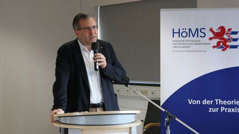 Hochschulpräsident Dr. Seubert begrüßt in Wiesbaden neue Polizeikommissaranwärterinnen und Polizeikommissaranwärter. 