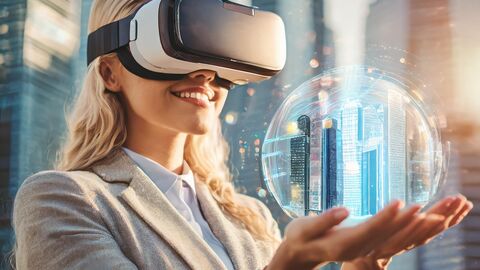 Eine junge Frau mit einer VR-Brille und ausgestreckten Armen Eine junge Frau mit einer VR-Brille und ausgestreckten Armen