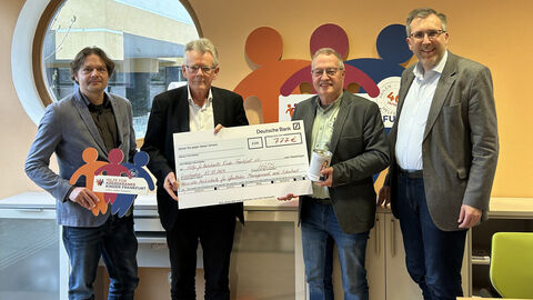 Spendenübergabe an den Verein „Hilfe für krebskranke Kinder Frankfurt“ - auf dem Bild von links: Hans-Christian Wieland (Personalrat HöMS), Geschäftsführer des Vereins „Hilfe für krebskranke Kinder Frankfurt“, Prof. Dr. Klingebiel, Personalratsvorsitzender Jörg Thuman, Präsident der HöMS Dr. Walter Seubert