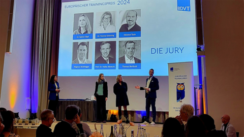 Gruppenbild der feierlichen Veranstaltung der Verleihung des Trainingspreis 2024 in Berlin