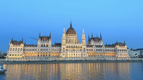 Gießener Studierende in Budapest - Blick auf über Wasser auf das Parlamentsgebäude in Budapest