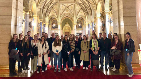 Gießener Studierende in Budapest - Führung durch das kreuzgangähnliche Parlamentsgebäude