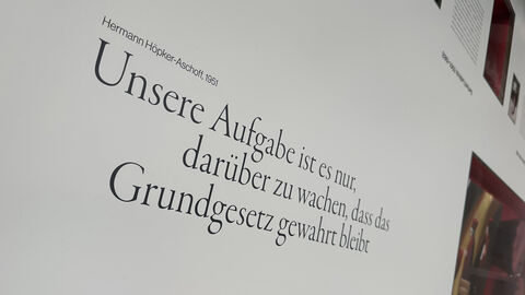 Schriftzug: Unsere Aufgabe ist es nur, darüber zu wachen, dass das Grundgesetz gewahrt bleibt von Hermann Höpker-Aschoff aus dem Jahr 1951 Schriftzug: Unsere Aufgabe ist es nur, darüber zu wachen, dass das Grundgesetz gewahrt bleibt von Hermann Höpker-Aschoff aus dem Jahr 1951