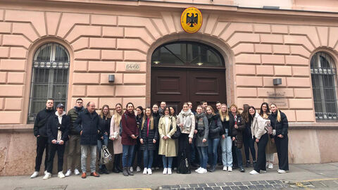 Gießener Studierende in Budapest - Gruppenbild vor der Deutschen Botschaft in Budapest