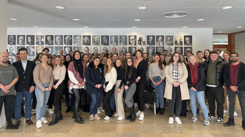 Studiengruppen vor der Ahnengalerie im Bundesverfassungsgericht Exkursion mehrerer Studiengruppen aus Wiesbaden und Mühlheim nach Karlsruhe zur Residenz des Rechts, Studiengruppen vor der Ahnengalerie im Bundesverfassungsgericht