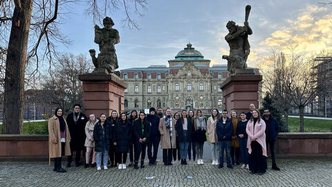 Gruppenbild vor dem Tor des Bundesgerichtshof Gruppenbild vor dem Tor des Bundesgerichtshof