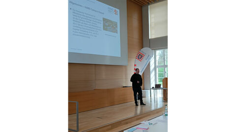 Konfliktsituationen lösen können - Referent Patrick Wendt in einem Hörsaal Referent Patrick Wendt spricht in einem Hörsaal, hinter ihm eine Powerpoint-Präsentation