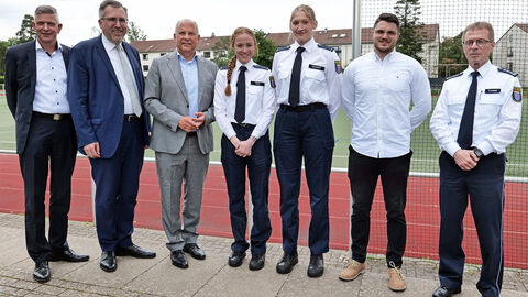 Gruppenbild des Besuchs von Innenminister Roman Poseck während seines Besuchs an der HöMS zum Austausch mit Vertreterinnen und Vertretern der Studierenden