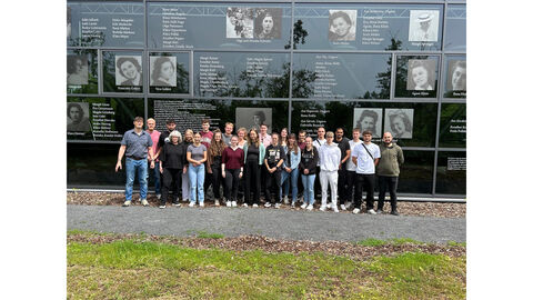 Gruppenbild Studiengruppe der HöMS Campus Mühlheim Studiengruppe 01/ 23-04 der HöMS Mühlheim am Main unter Begleitung von EKHK Markus Wortmann an der KZ-Außenstelle Mörfelden-Walldorf