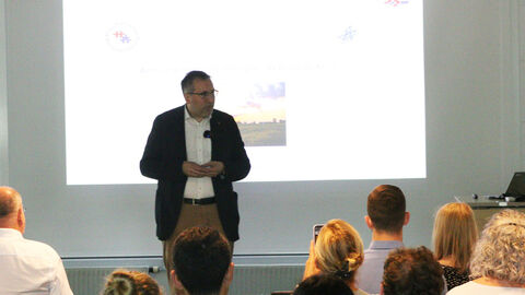Begrüßung Präsident der HöMS Dr. Seubert Begrüßung auf der Veranstaltung Suizidprävention durch Dr. Seubert