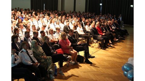Festsaal Hofheim mit dem Landespolizeiorchester Blick in einem vollbesetzen Saal mit Publikum