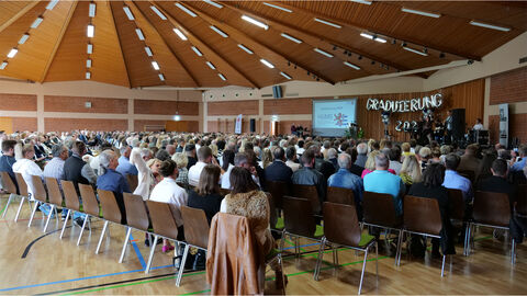 Publikum lauscht der musikalischen Eröffnung der Graduierung in Vellmar