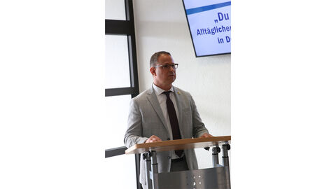 Geschäftsführer der Jüdischen Gemeinde in Wiesbaden Herr Landau Geschäftsführer der Jüdischen Gemeinde in Wiesbaden Herr Landau