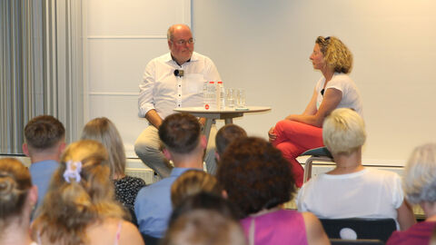 Podiumsdiskussion Herr Kohl im Dialog mit Frau Hahm während der Veranstaltung Suizidprävention