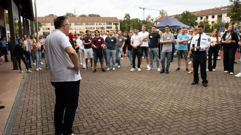 zu Beginn der Veranstaltung Meet & Greet begrüßt der Präsident der HöMS, Dr. Walter Seubert die Anwesenden 