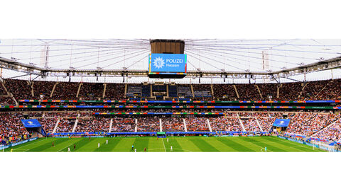 Blick auf das Spielfeld im Frankfurter Stadion Blick auf das Spielfeld im Frankfurter Stadion