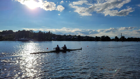 Schäfer und Overath rudern inmitten des Sees 