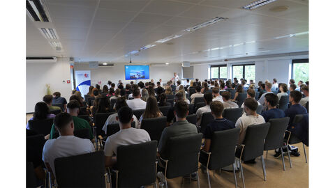 Studierende sitzen in einem großen Saal und lauschen einer Begrüßung