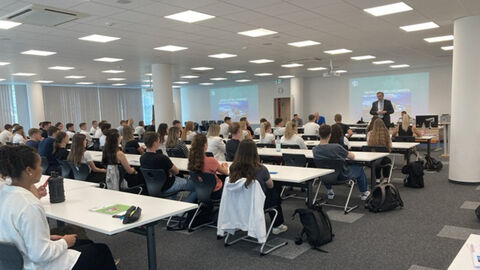 Begrüßung Mühlheim 2024 Studierende in einem Saal werden durch den Präsidenten Dr. Seubert