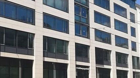 Verwaltungsgericht Frankfurt Die Fassade des Verwaltungsgerichts Frankfurt im Sonnenschein