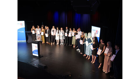 Gruppenbild Absolventinnen und Absolventen Blick von oben auf die Absolventinnen und Absolventen