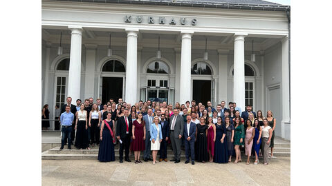 Absolventinnen und Absolventen sowie Gäste als Gruppenbild vor dem Kurhaus in Bad Schwalbach