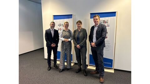Wanderausstelung Oliver Dainow, Prof. Dr. Beate Eibelshäuser, Dr. Susanne Urban, Frank Schneider blicken in die Kamera
