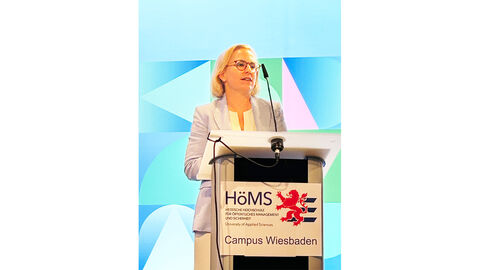 Dekanin der HöMS Prof. Dr. Beate Eibelshäuser Dekanin, Prof. Dr. Beate Eibelshäuser hinter einem Rednerpult