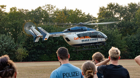 Die Teilnehmerinnen und Teilnehmer des Blaulichtcamps sehen den Polizeihubschrauber landen Die Teilnehmerinnen und Teilnehmer des Blaulichtcamps sehen den Polizeihubschrauber landen