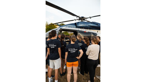 Die Polizeifliegerstaffel ist mit dem Hubschrauber beim Blaulichtcamp 2024 angekommen und die Teilnehmerinnen und Teilnehmer stehen staunend vor dem Hubschrauber Die Polizeifliegerstaffel ist mit dem Hubschrauber beim Blaulichtcamp 2024 angekommen und die Teilnehmerinnen und Teilnehmer stehen staunend vor dem Hubschrauber