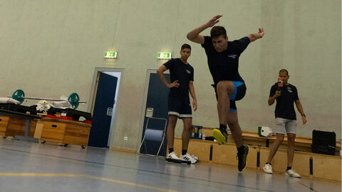 Der Sporttest während des Blaulichtcamps - hier Fünfer-Sprunglauf Der Sporttest während des Blaulichtcamps - hier Fünfer-Sprunglauf
